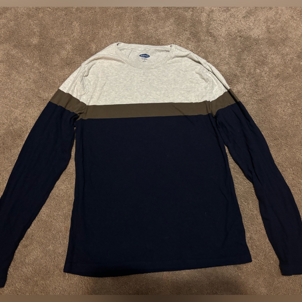 Men’s size small old Navy long sleeve shirt. Never worn.